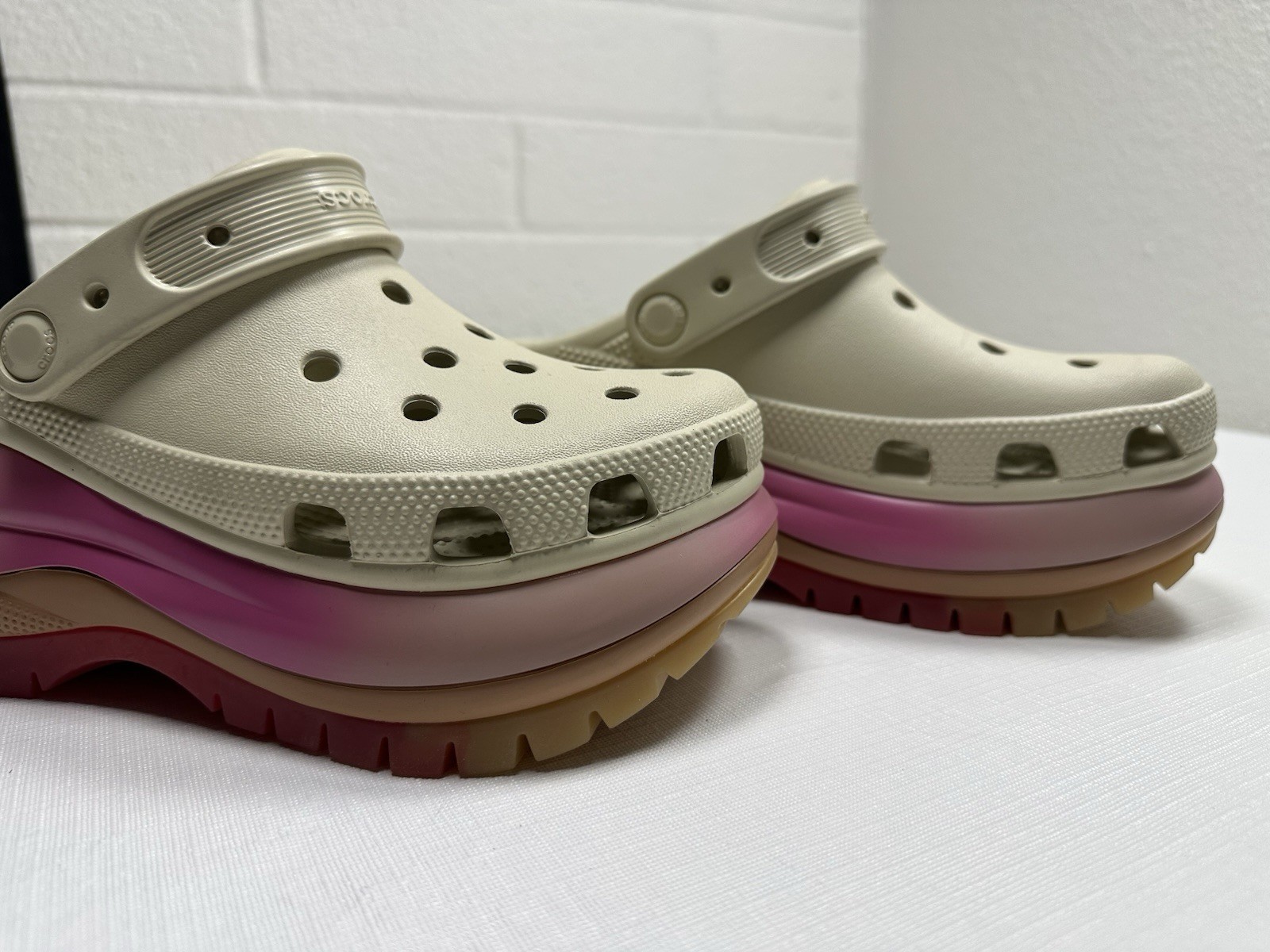 Women’s Crocs Classic Mega Crush Color Dip Slingback Clog Size 6 Bone Pink