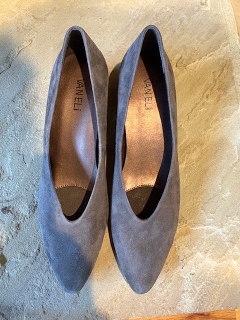 New Vaneli Classic Designer Gray Suede Pumps Size 9 Narrow Slim