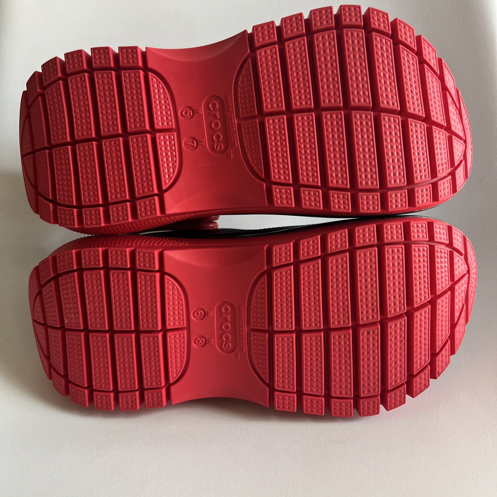 Crocs Mega Crush Clog black red womens Right W7 Left W8 mismatched pair adaptive