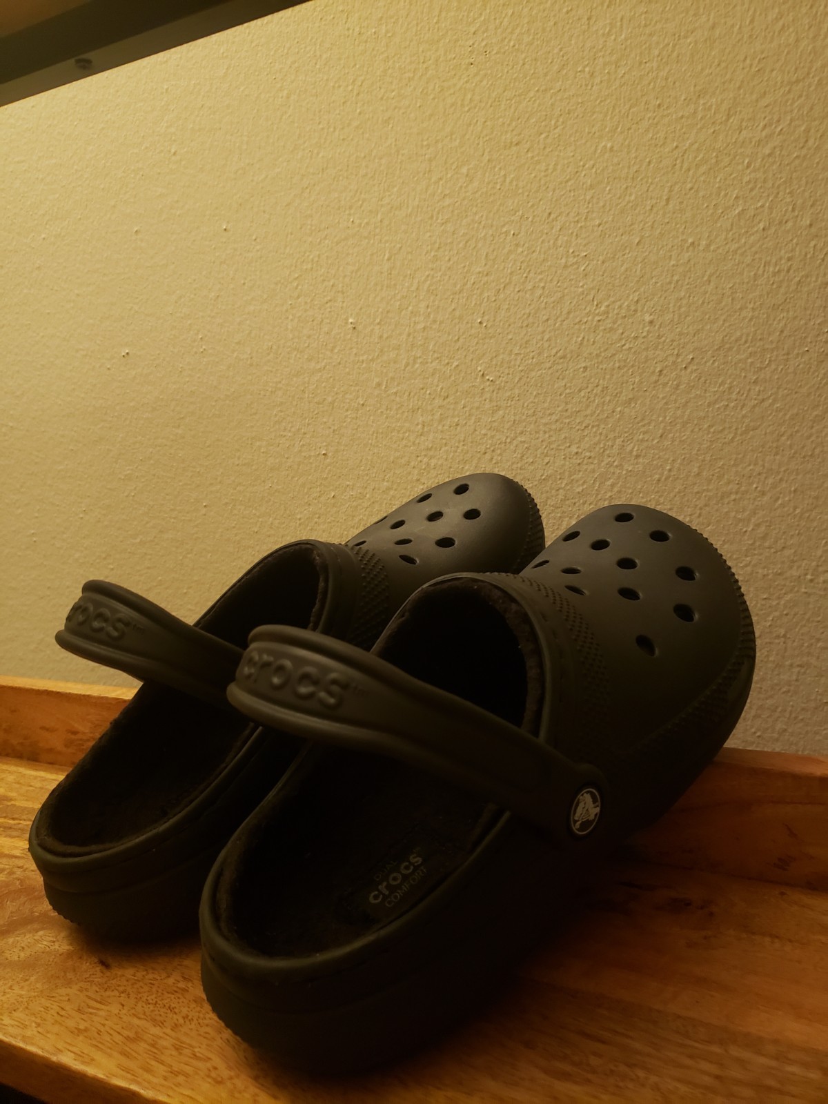Crocs Classic Dual Comfort Clogs, Slip-On, Black, Logo Strap, Woman’s 9, CLEAN!