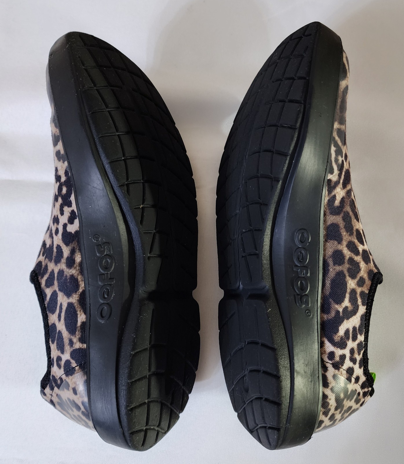 OOFOS OOmg eeZee Low Women’s Size 40.5 Leopard Recovery Shoe fits like size 9.5