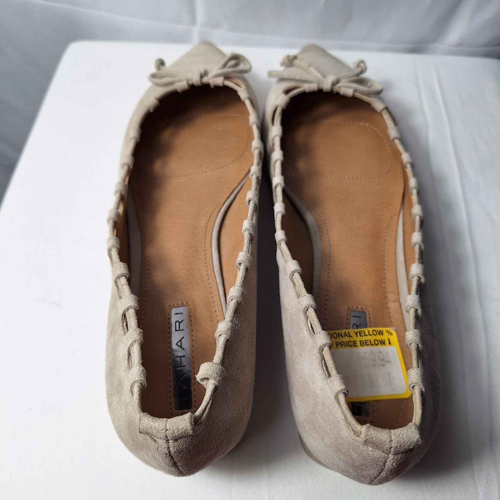 TAHARI «Elon» Suede Ballet Flat Sz 8M Taupe Scalloped Edge Front Bow Pointed Toe
