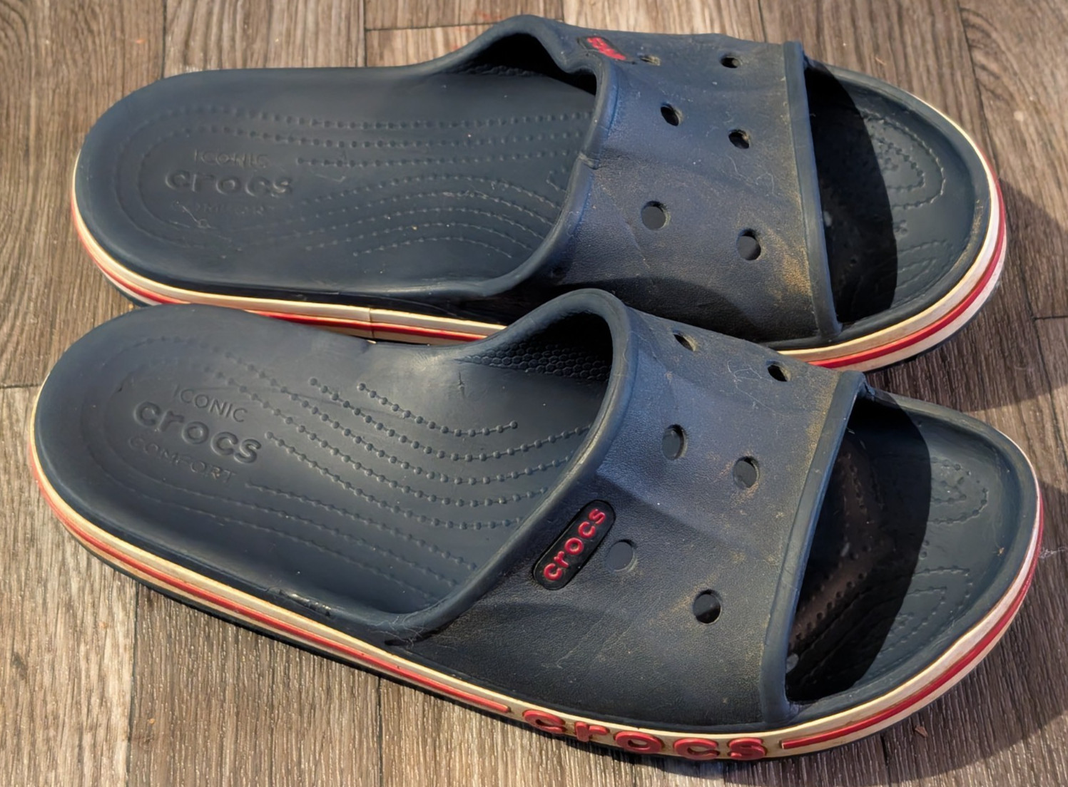 CROCS Bayaband Slide Unisex Sandals Men’s 8 / Women’s 10 Navy Blue Red Stripe
