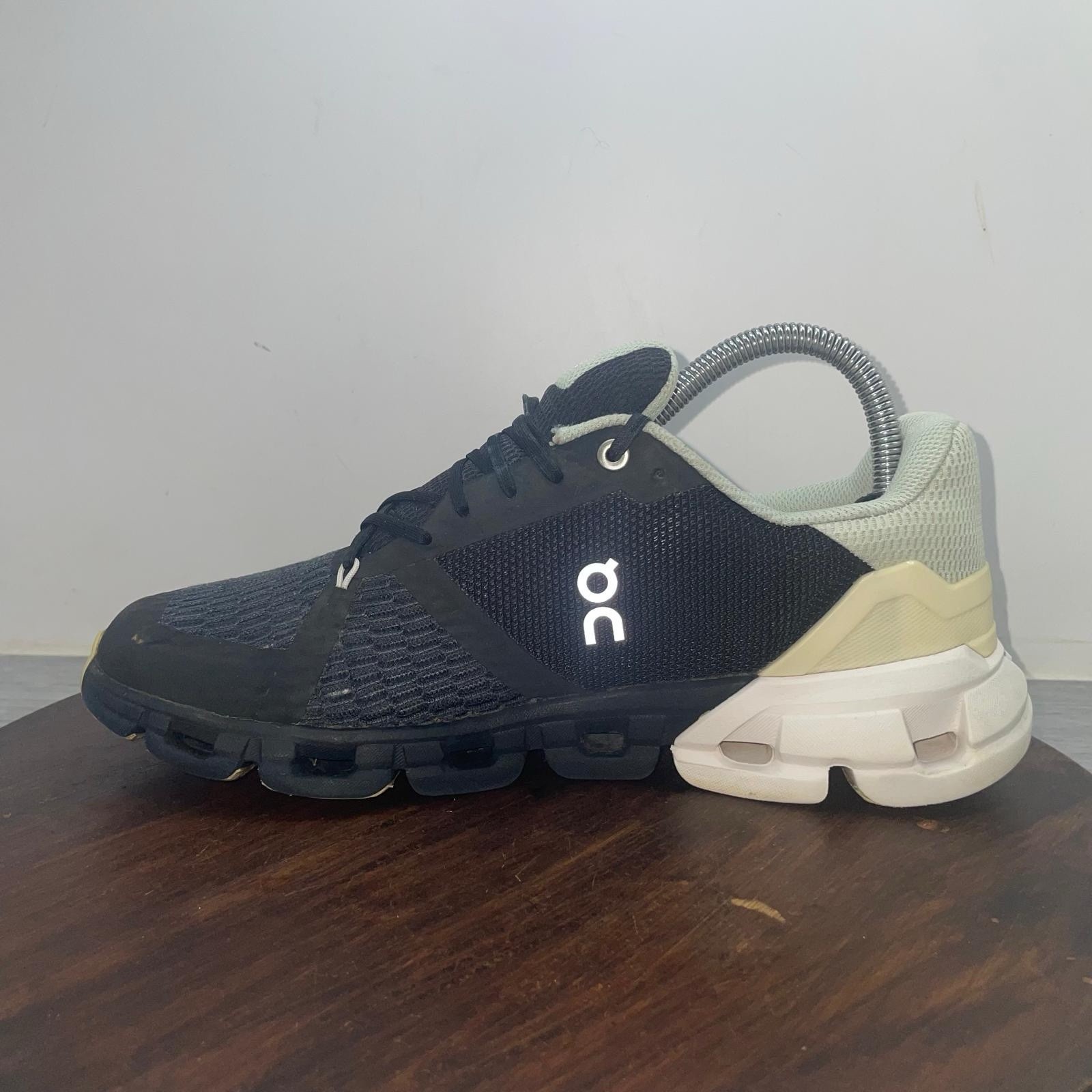 On Cloud 21.99627 Cloudflyer 4 Running Women’s 8.5 Black White Green Sneakers
