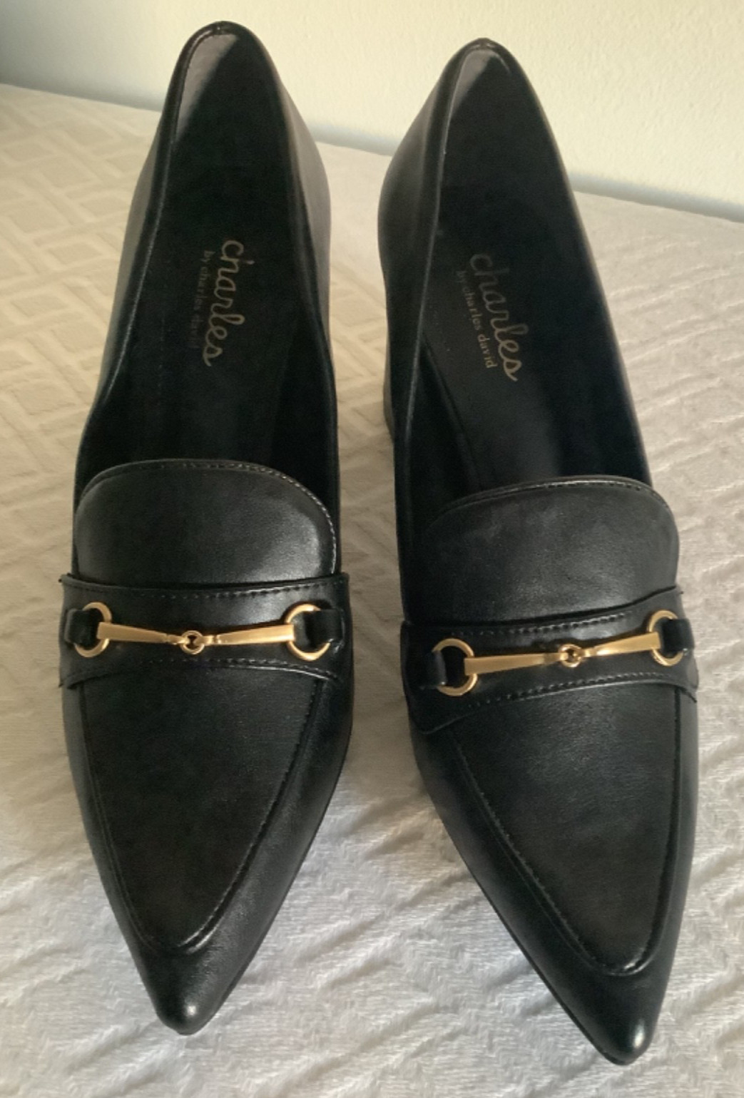 NWOB CHARLES DAVID CHARLES 8M AMITY Black Gold Horse Bit High Heel Shoe