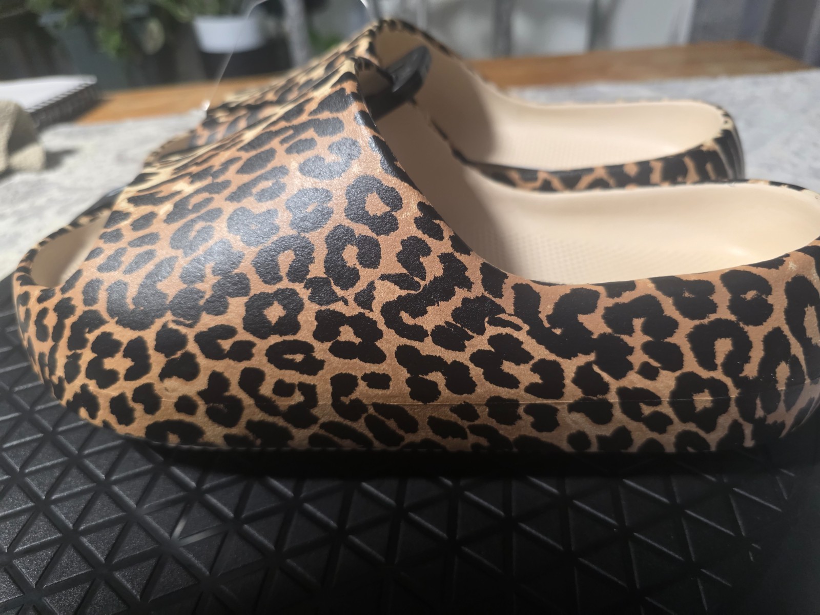 No Boundaries Cheetah print slide platform Sandals, NEW Size 9