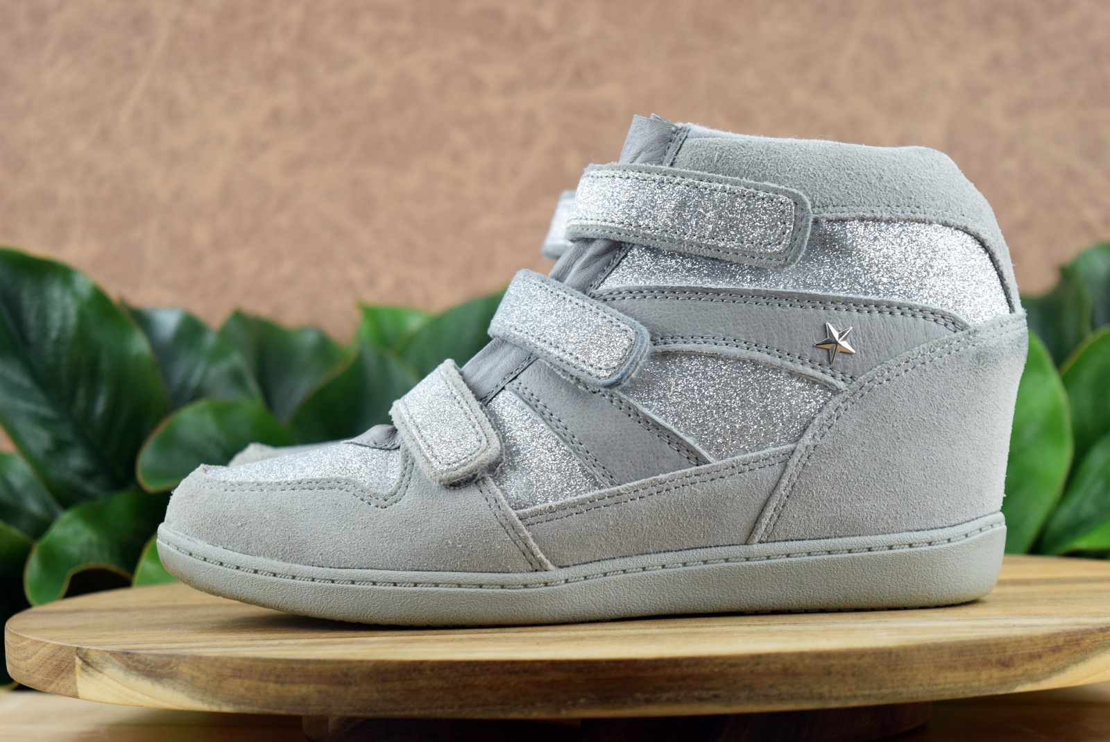 Skechers SKCH +3 Women’s Silver Sparkle Suede Leather SIZE 8 Wedge Hidden Heel