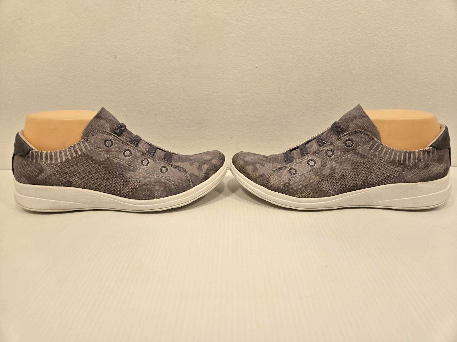 Nice! Womens Stretchy BZEES GOLDEN KNIT Comfort Shoes – Size US 9 M