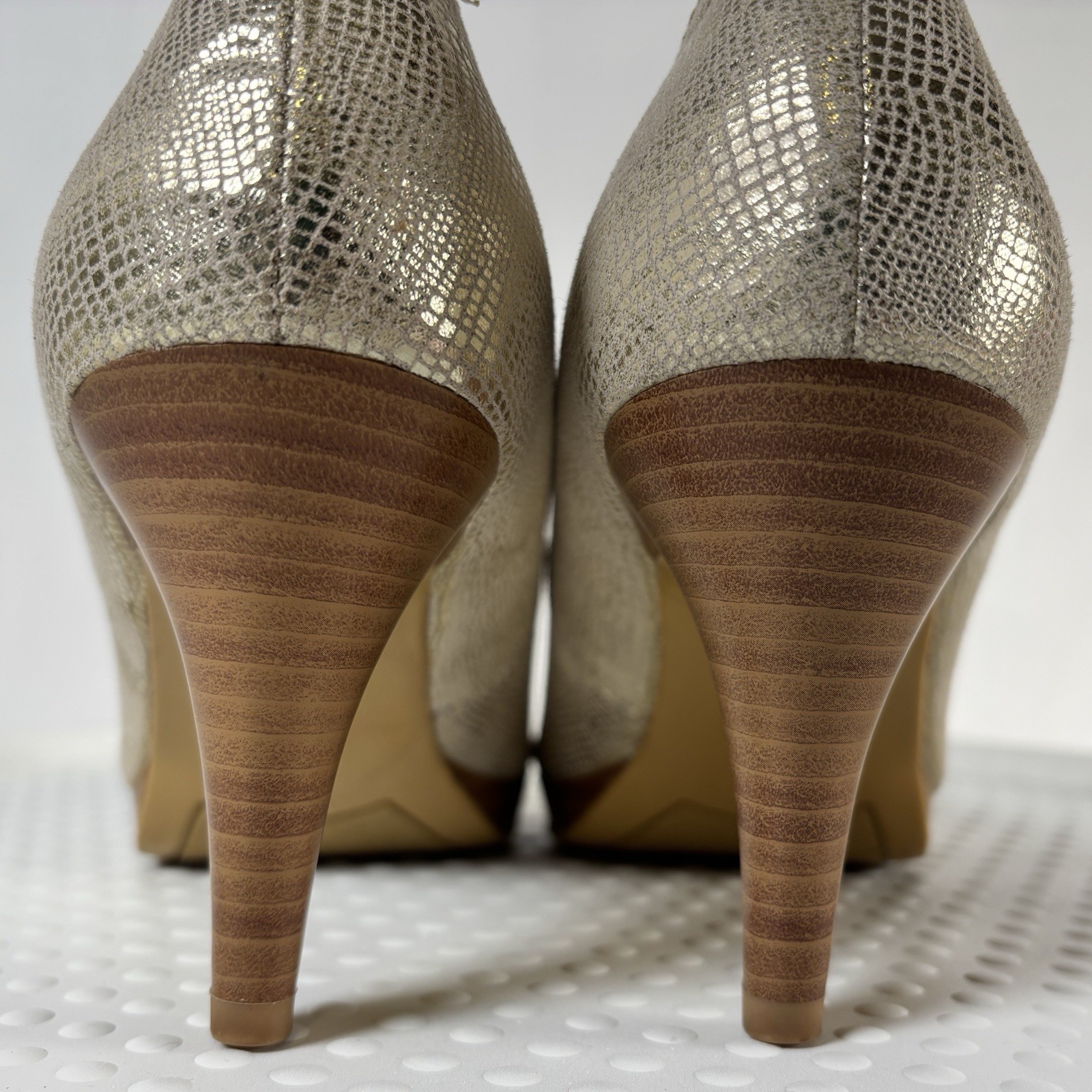 Bandolino Peep Toe Pumps Womens 8 Gold Textured outsole Stacked heel Platform