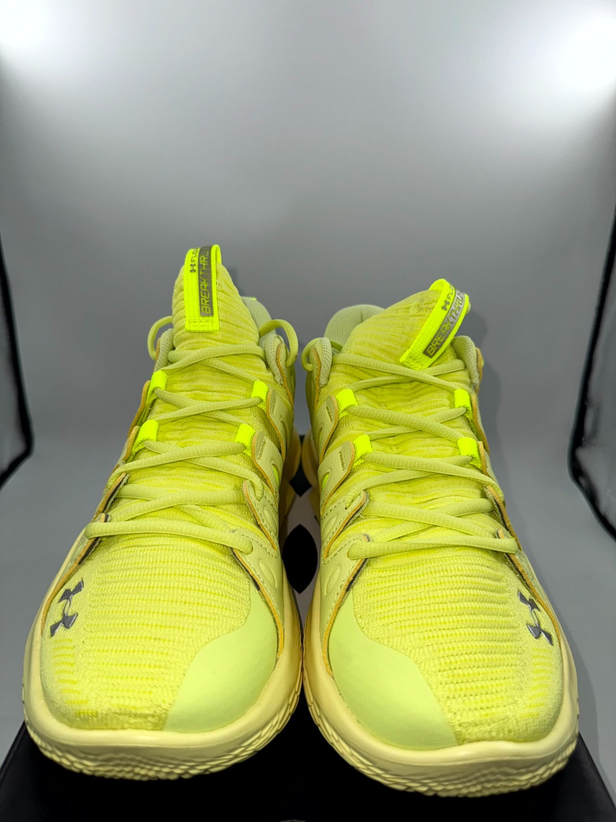 Under Armour UA Flow Breakthru 4 Womens 8 Sneakers Sonic Yellow Basketball Shoes