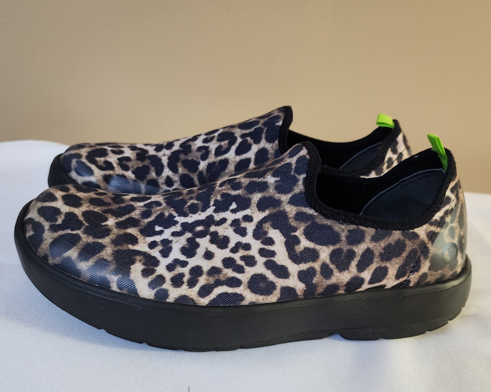 OOFOS OOmg eeZee Low Women’s Size 40.5 Leopard Recovery Shoe fits like size 9.5