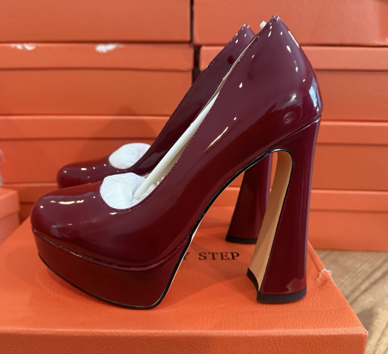 Women’s Size 7 Maroon Patent Leather 5″ Platform Heel – A2000