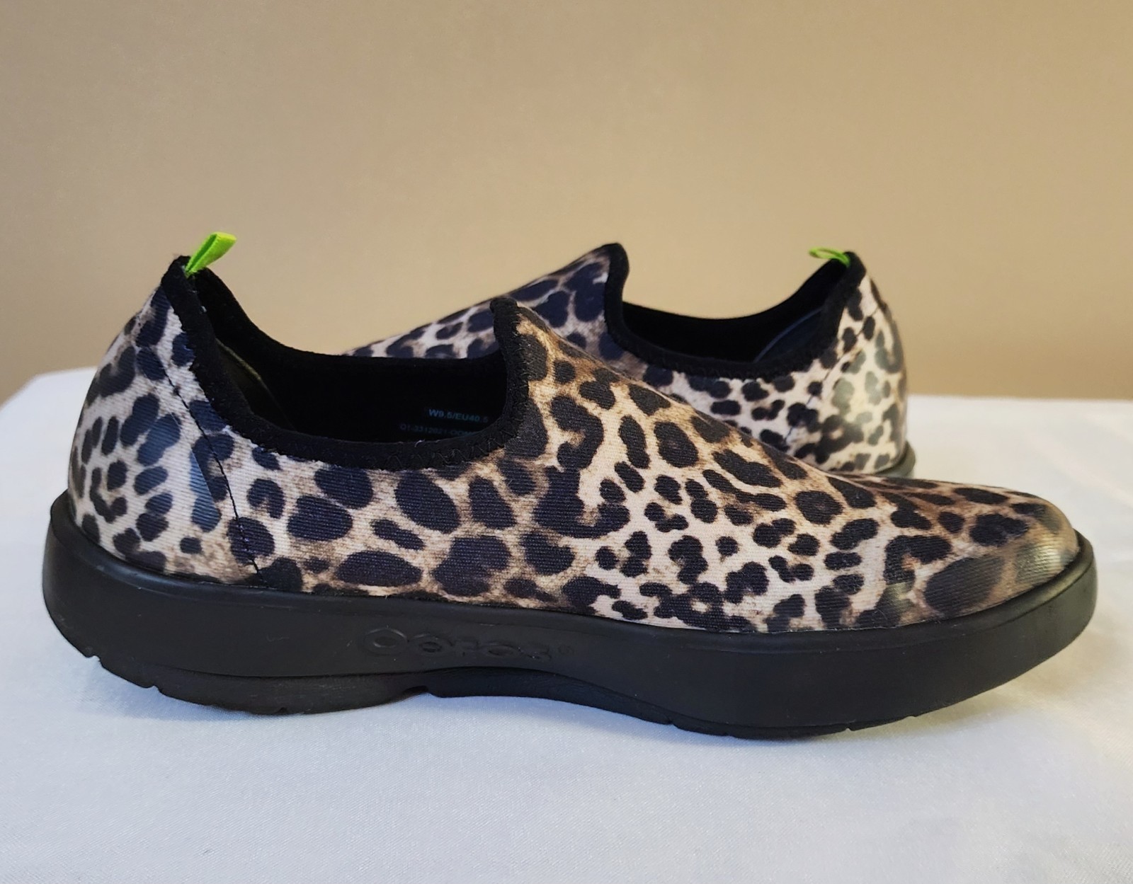 OOFOS OOmg eeZee Low Women’s Size 40.5 Leopard Recovery Shoe fits like size 9.5