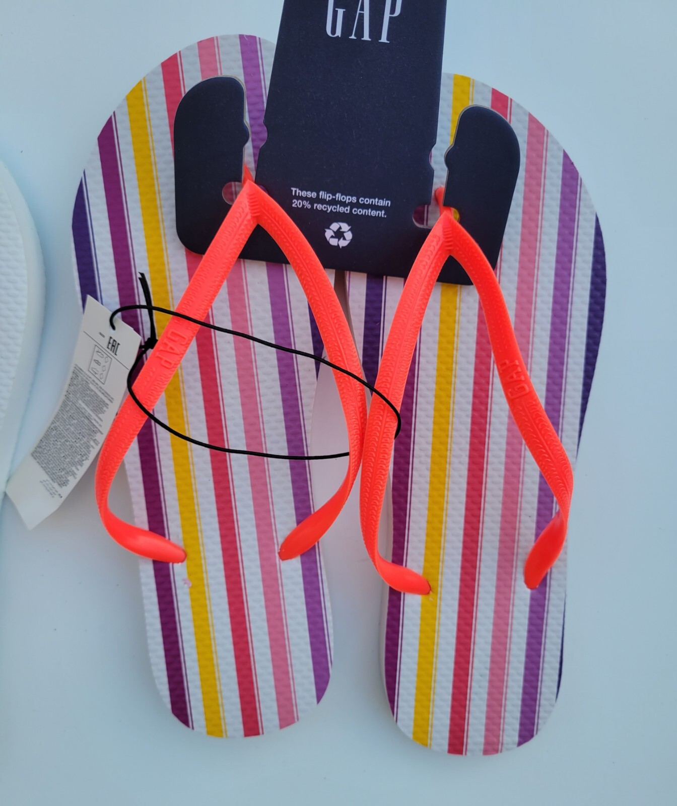 2 Gap Women’s Stripe / solid print Flip flop