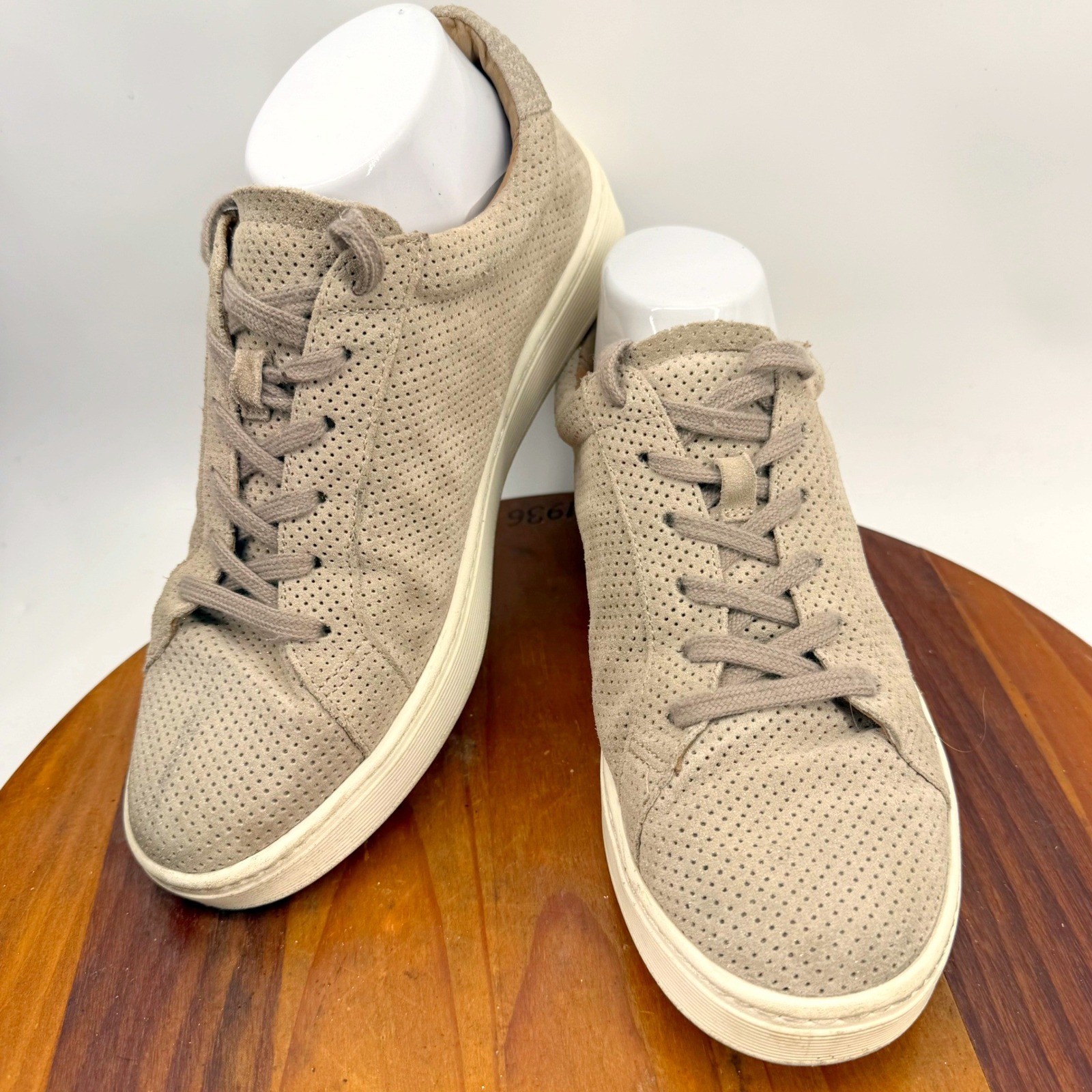 Sofft Somers Sneakers Womens 8 Perforated Suede Leather Lace Up Comfort Trending