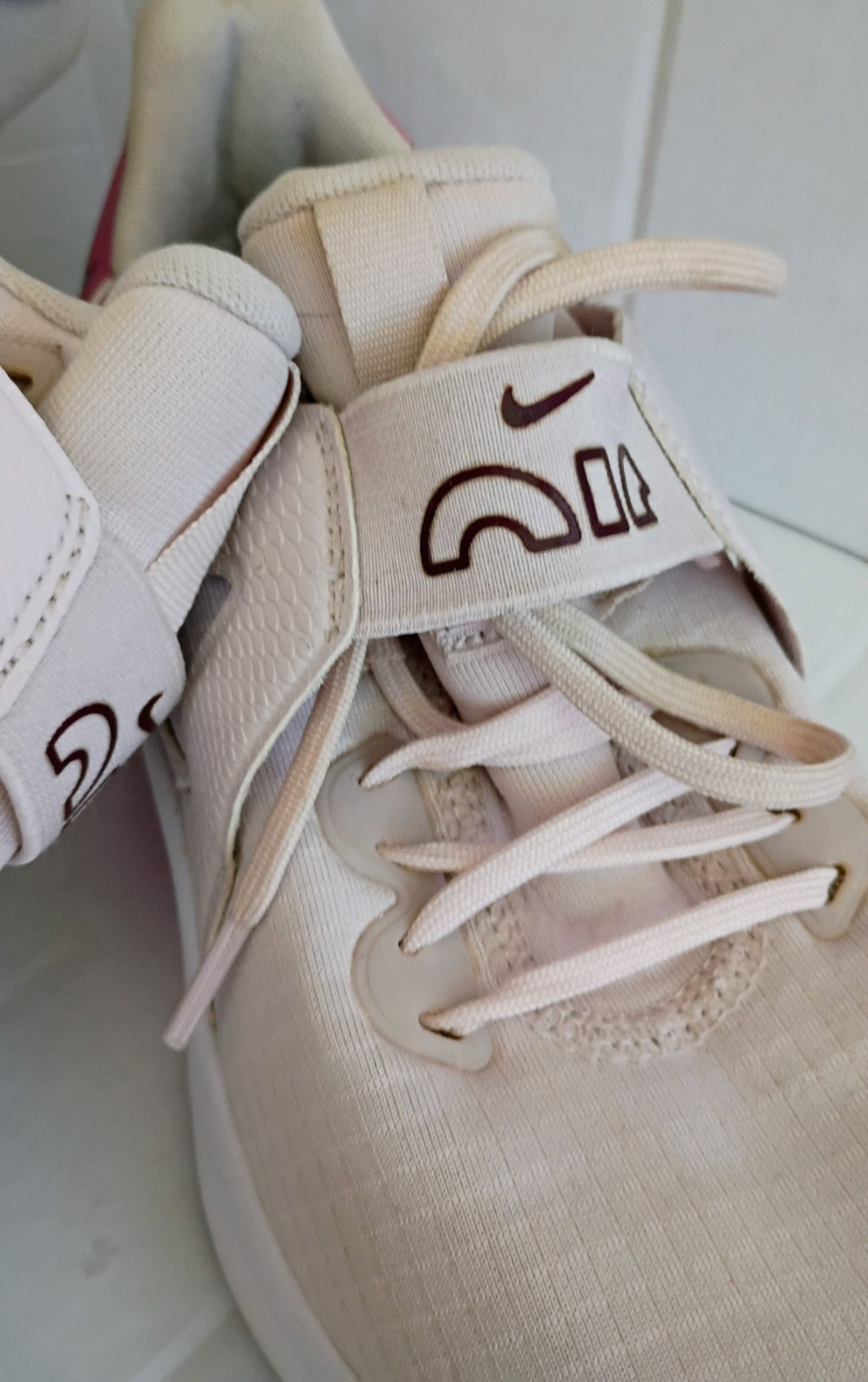 Nike Air Max Bella TR 5 Low Top Lace-Up Sneaker Beige/Pink Woven DD9285-601