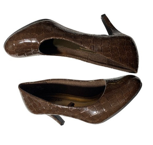 Comfort Plus by Predictions Croc Embossed 2.75 in heels SZ 5 EXCELLENT COND!