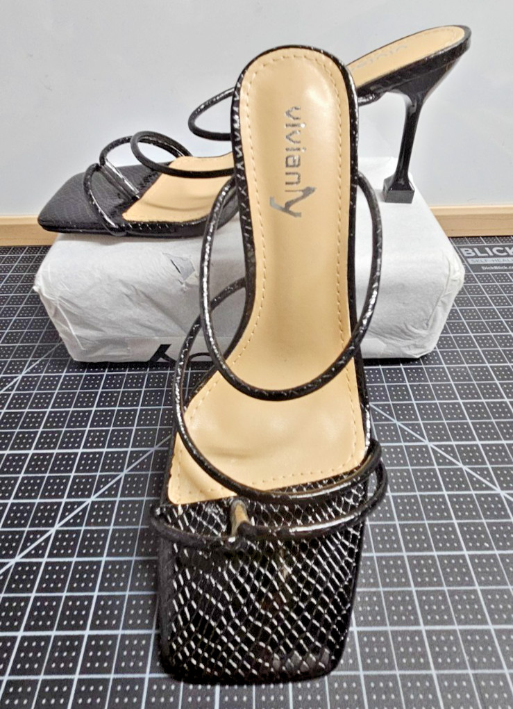 Viviany Sz 8 black patent leather toe thong slide cushioned insole 3.5″ heels