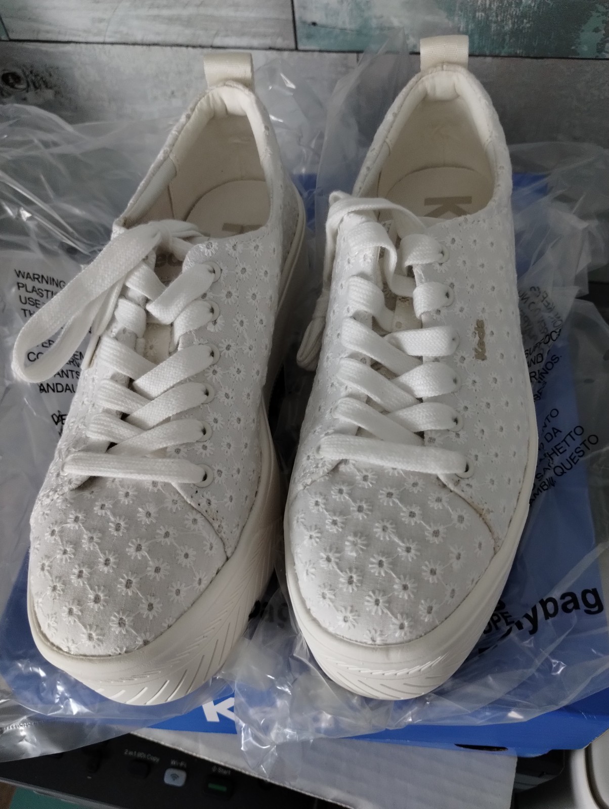 KEDS WOMEN’S SKYLER DAISY EYELET LACE-UP SIZE 6 NEW IN BOX/WRAPPED IN PLASTIC