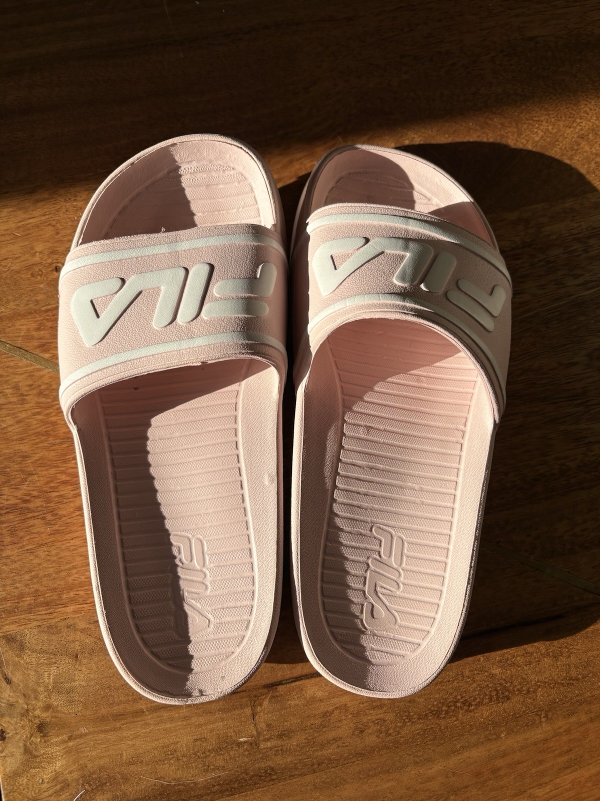 Women’s size 6 FILA Slides – Pink