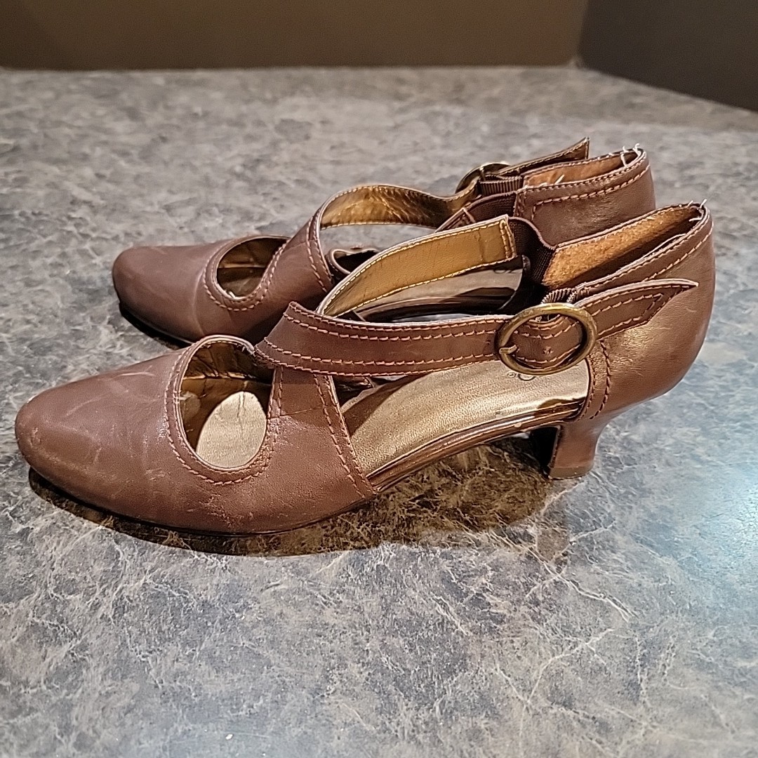 PAZZO Brown Leather Upper 2″ Heels Pumps 8.5 Pointed Toe Criss Cross Straps