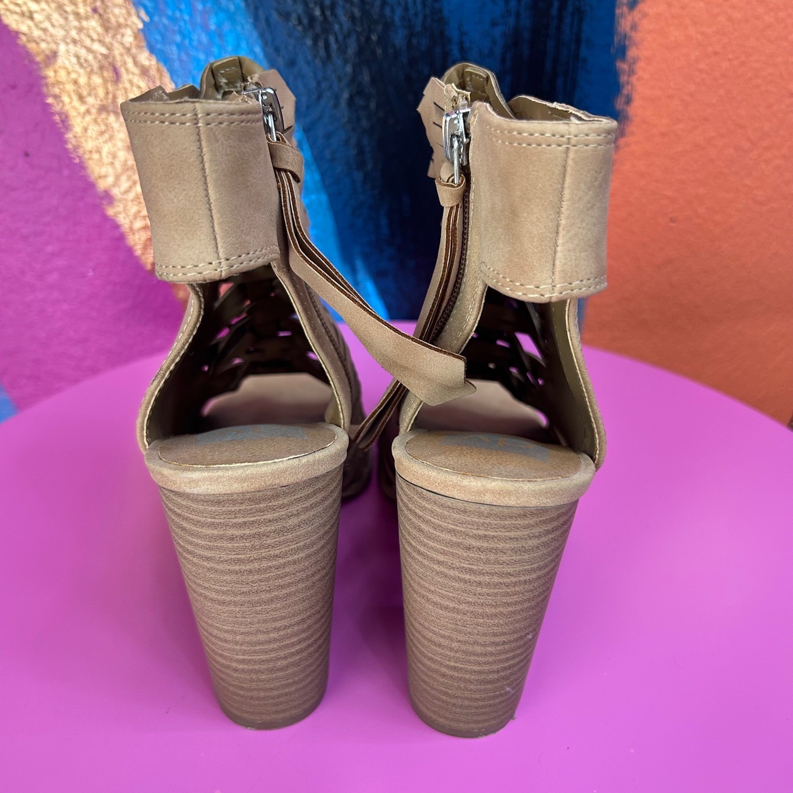 DV by Dolce Vita Women 7.5 Heeled Sandals Tan Laser Cut Cage Block Heel EUC