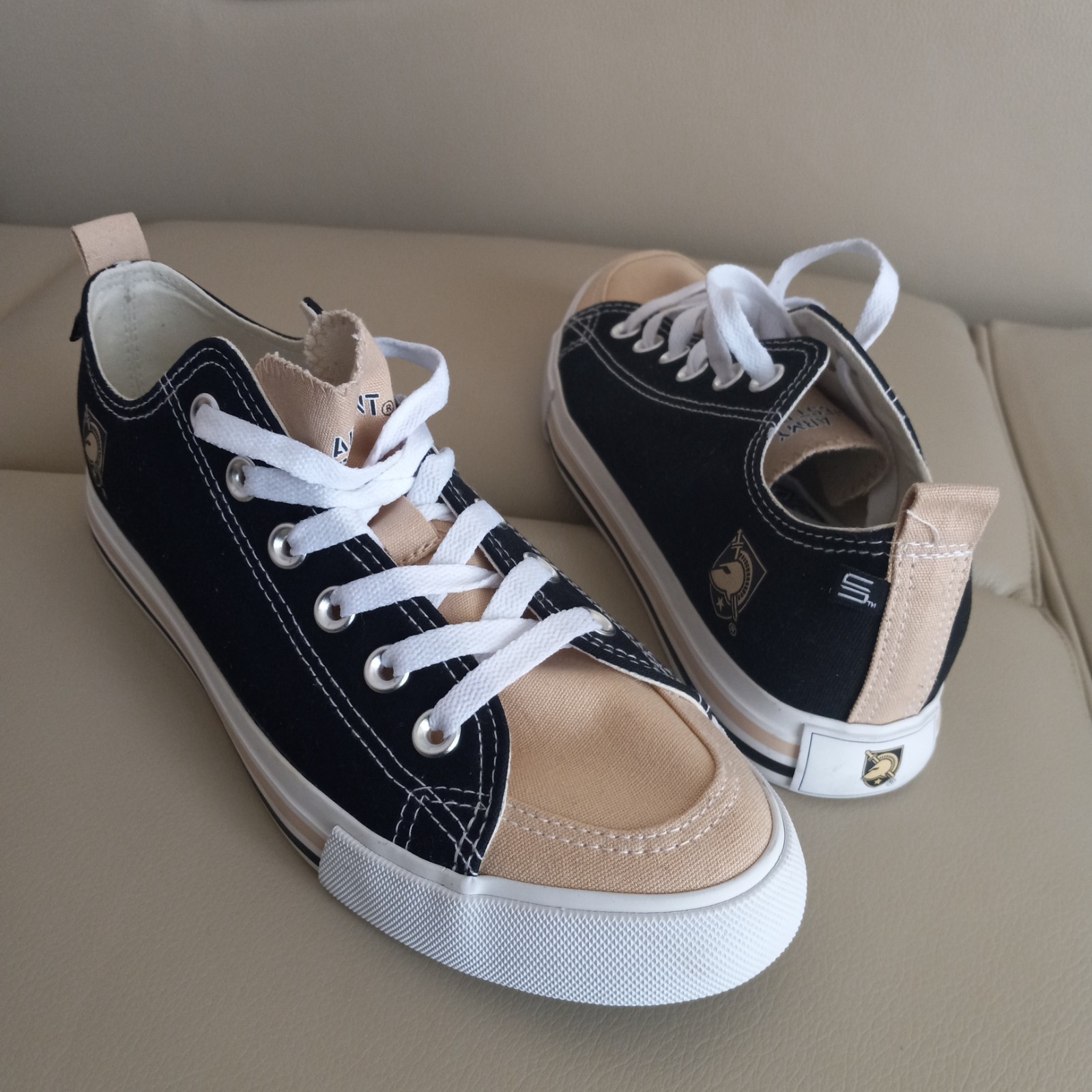 Skicks Black & Tan Low-Top Sneakers featuring the Army Black Knights Logo size 9