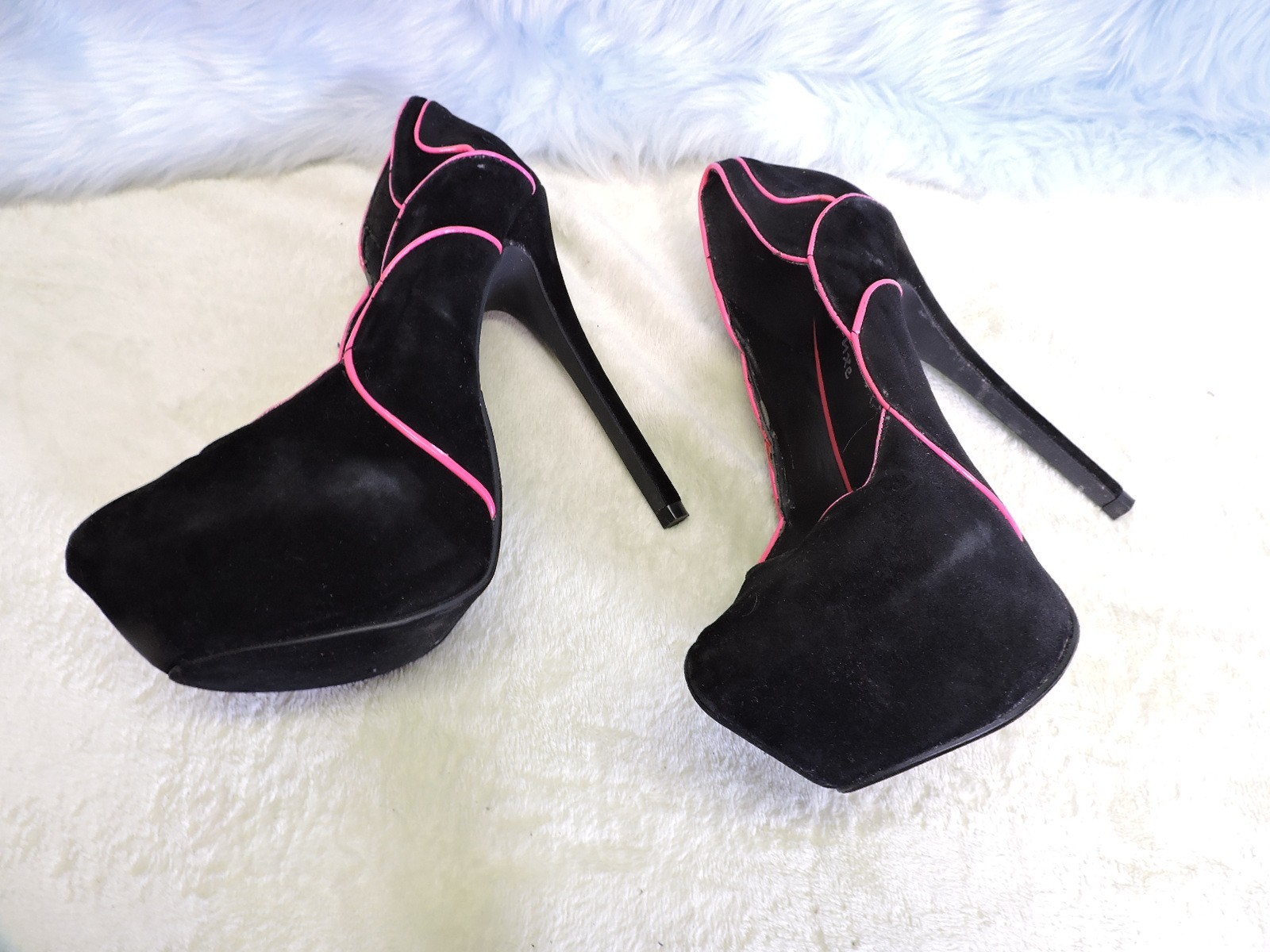 Styluxe Black velvet and Fuschia patent platforms Size 9.5 Womens Mens 8