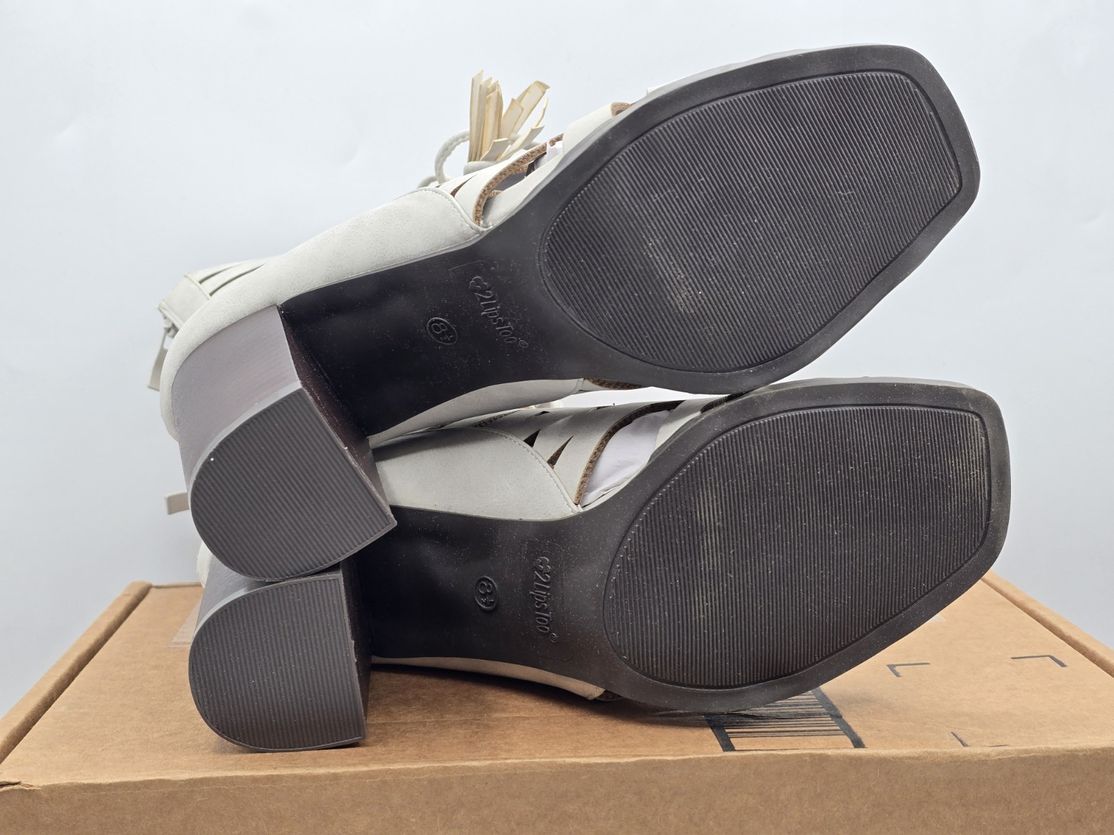 NEW 2 Lips Too Women’s Rewind Dress Sandal – Size 8.5 – Color Gray