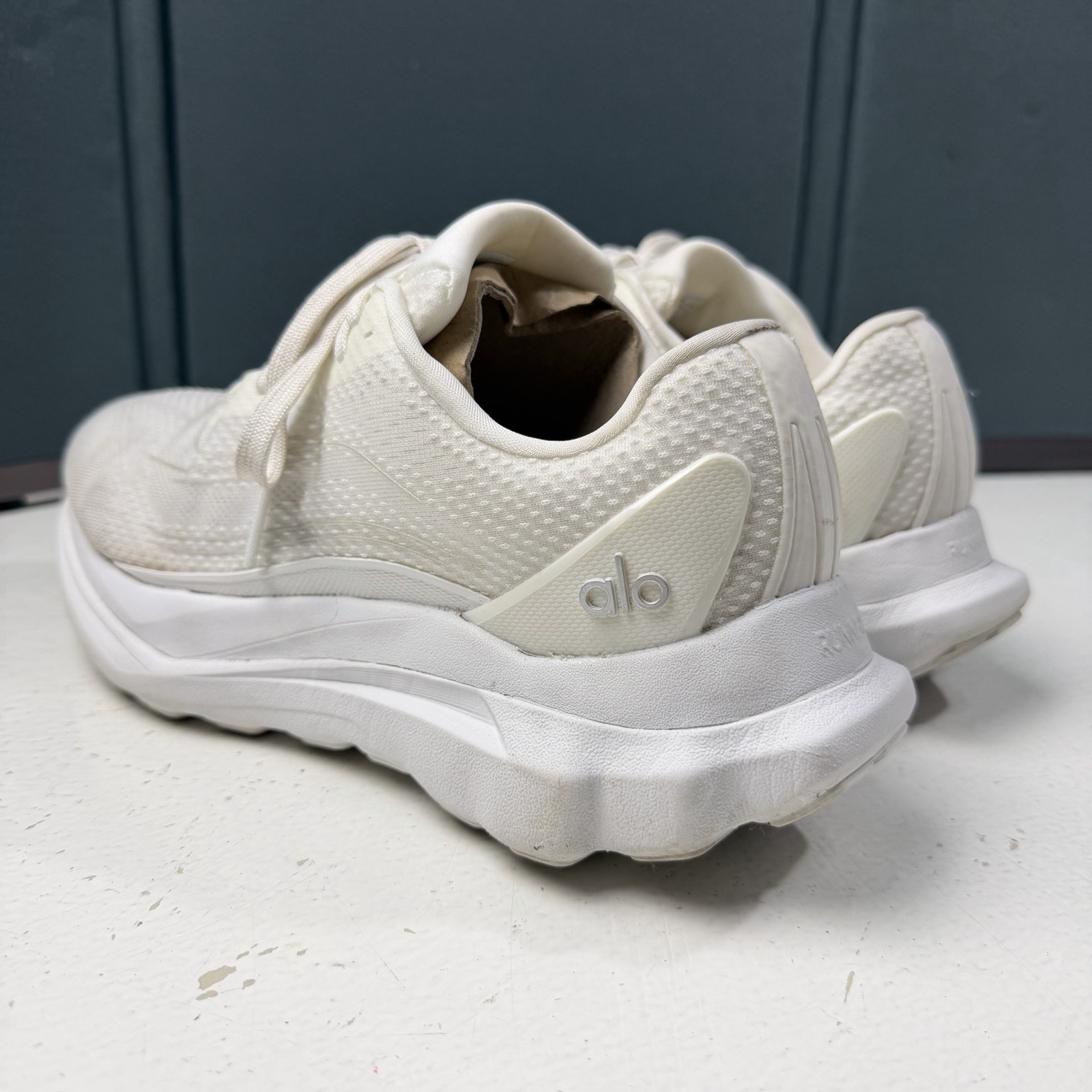 ALO Yoga Runner Men 7 | Women 8.5 White Athletic Low Top Sneakers Shoes A0590U