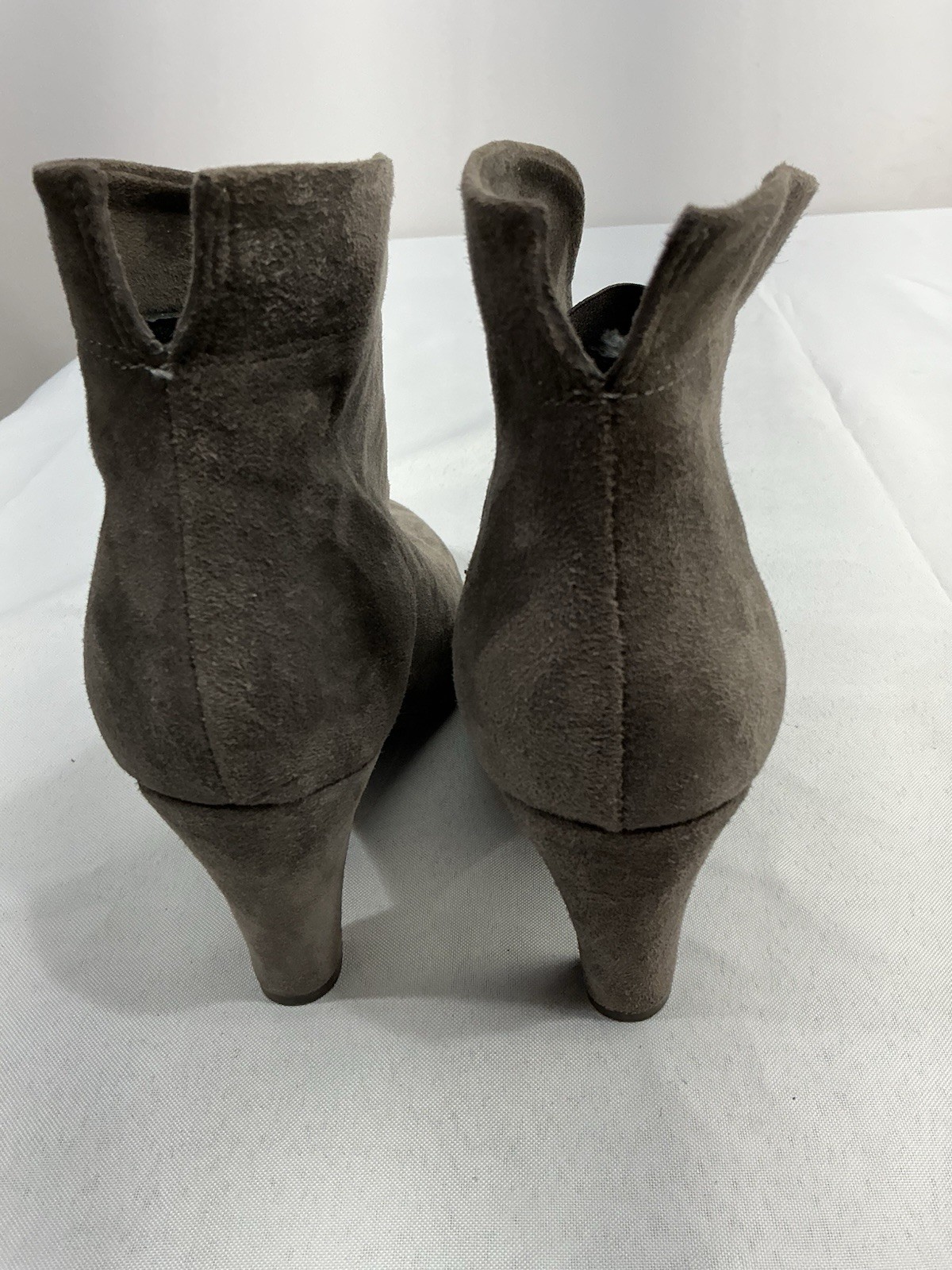 Womans Carvela Comfort Bootie Pull On 8.5/9 Brownish Gray V Front Stacked Heel