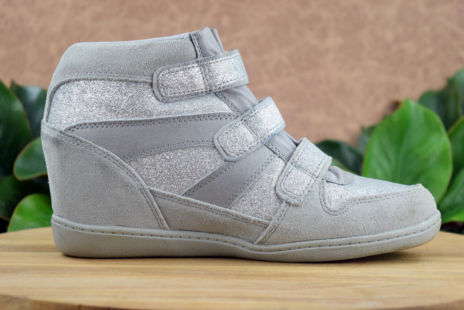 Skechers SKCH +3 Women’s Silver Sparkle Suede Leather SIZE 8 Wedge Hidden Heel