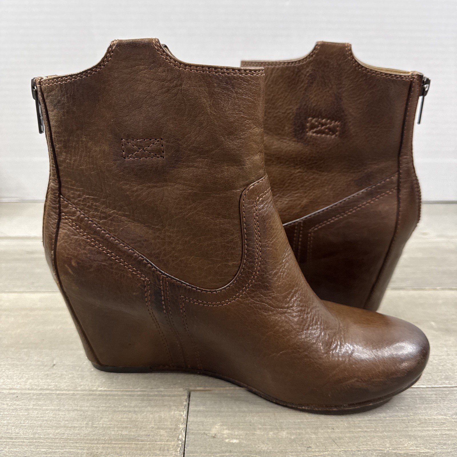 Frye Carson Covered Wedge Ankle Bootie Boots Zip Cognac Brown Leather 8.5 M