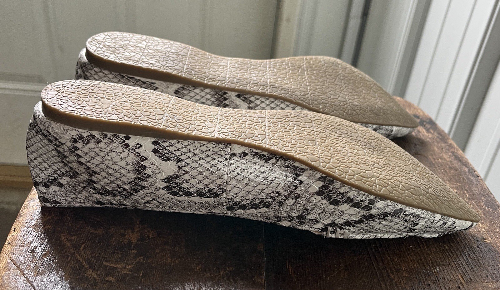 Steve Madden Feather Women’s 7M White Snakeskin PU Upper, Lining, Sock – Slip On