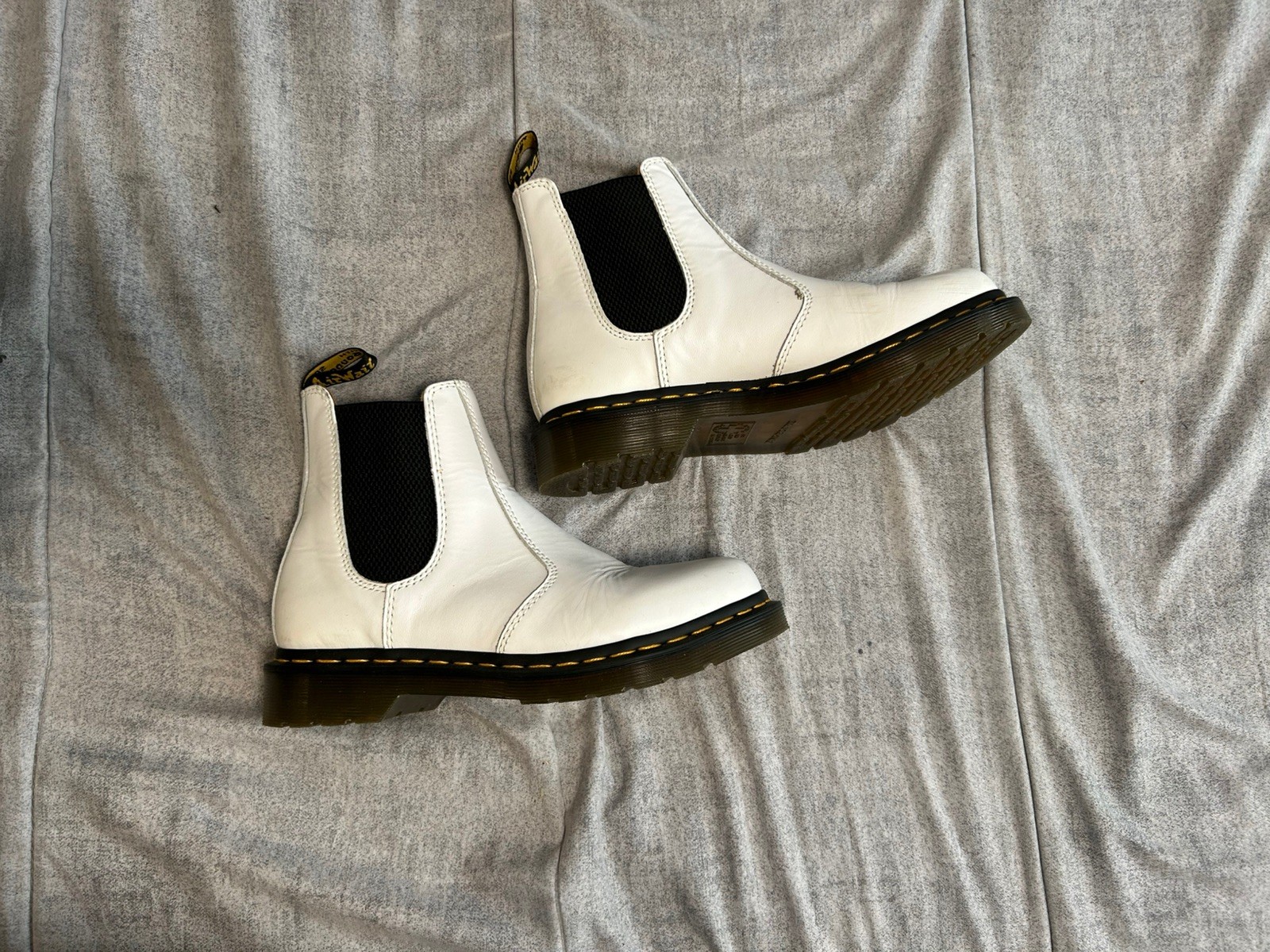Doc Martens 2976 Smooth Leather White Chelsea Boots Women’s Size 8/EU 39