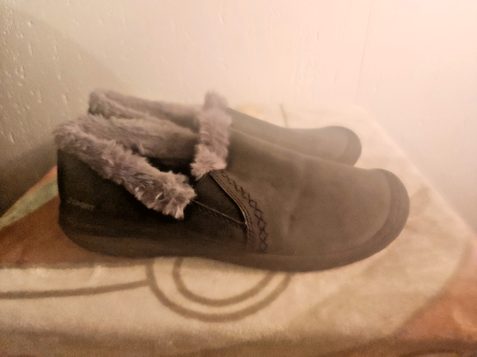 JSport Willa Memory Foam Womens sz 8M Gray Black Faux Fur Lined Comfort Shoes