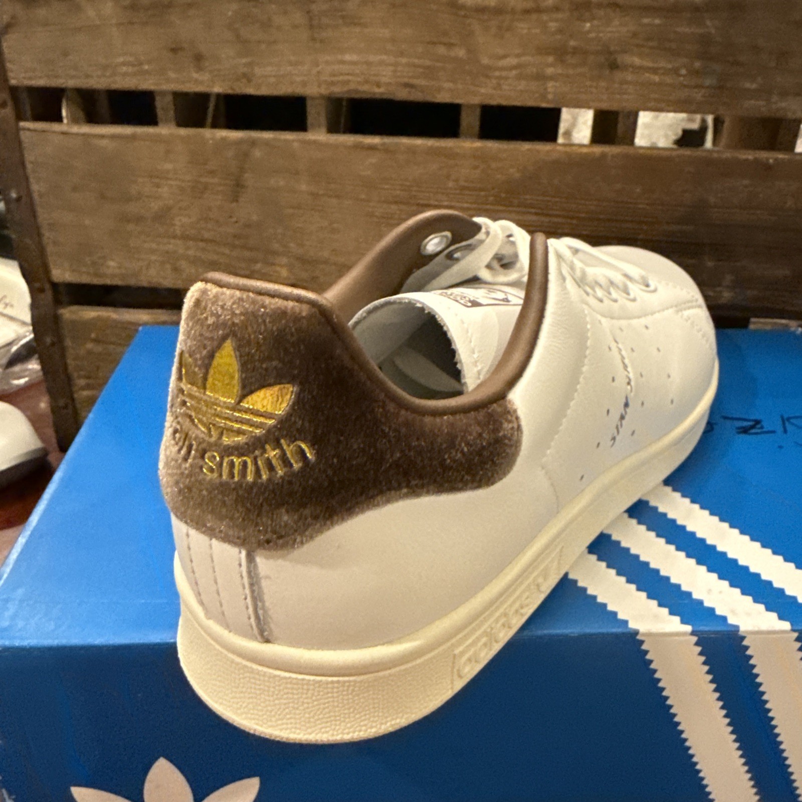 NEW AUTHENTIC ADIDAS ORIGINALS STAN SMITH CLOUD WHITE GOLD MET BROWN WOMENS US 9