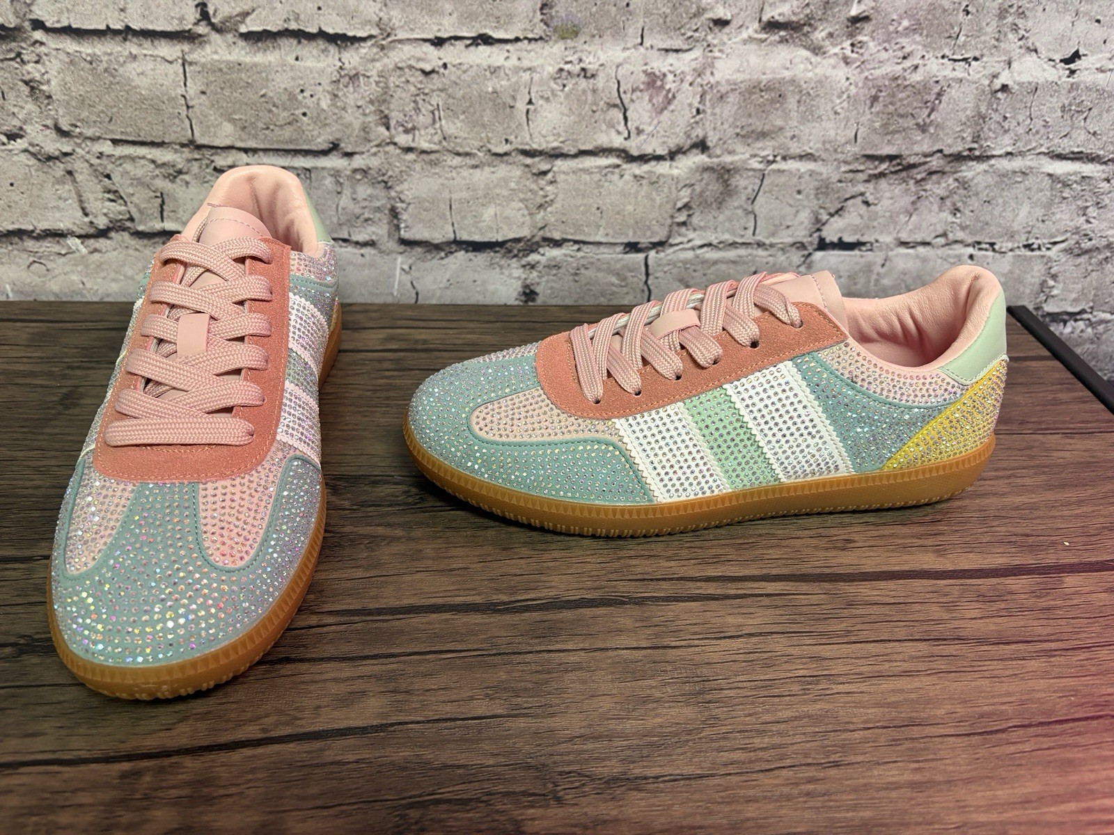 Berness Women’s Sneakers Rhinestone Color Block Lace Up NWOT Size 8