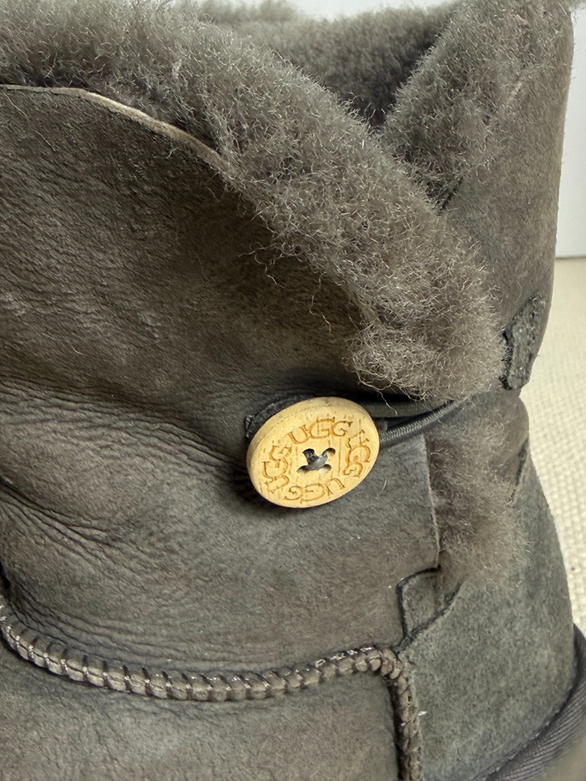 UGG Australia Bailey Button Gray Sheepskin Winter Boots Women’s Size 6