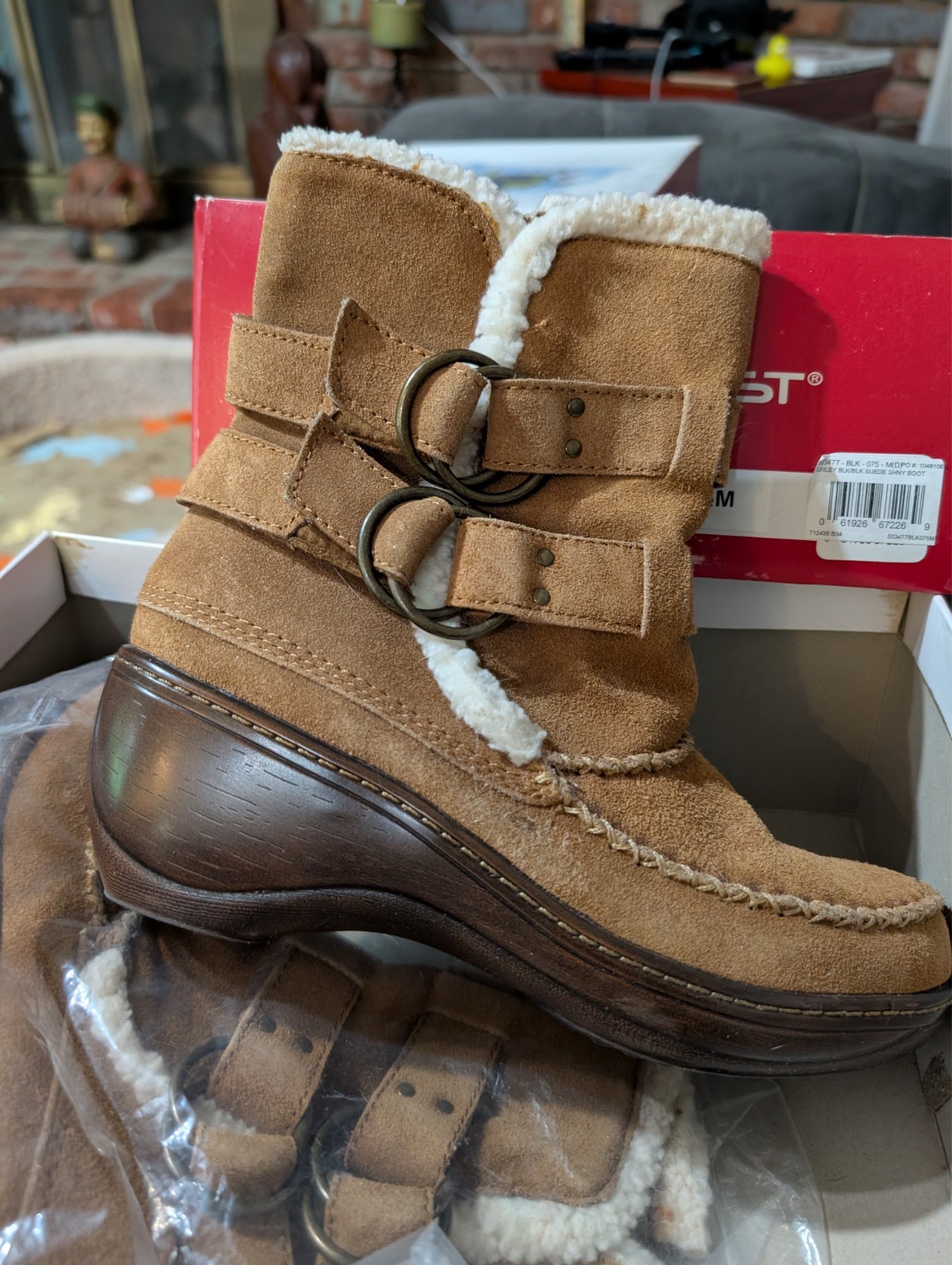 Wanderlust womens boots Size 7half WITH BOX
