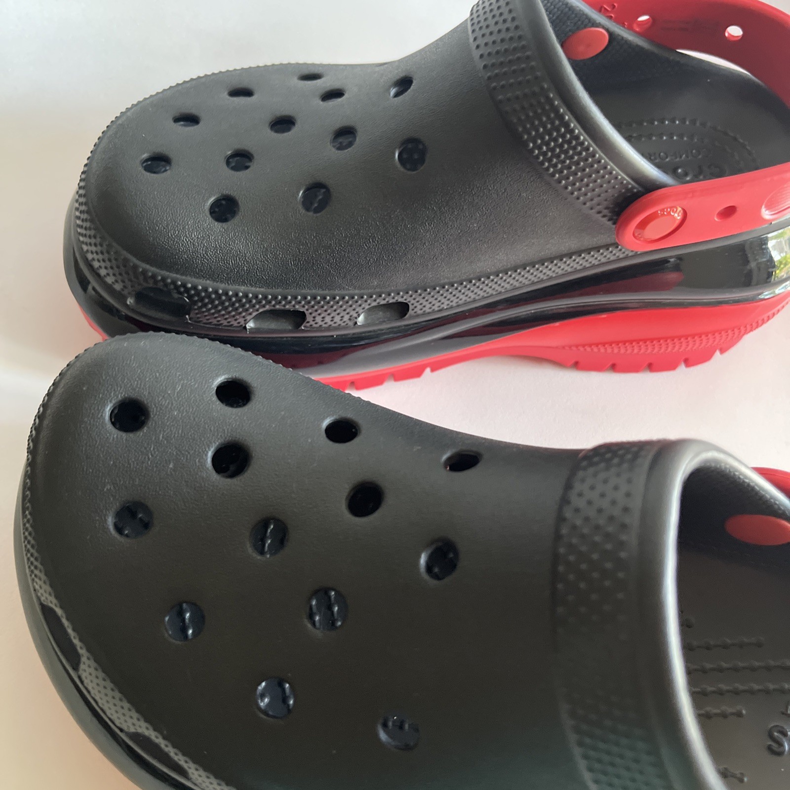 Crocs Mega Crush Clog black red womens Right W7 Left W8 mismatched pair adaptive