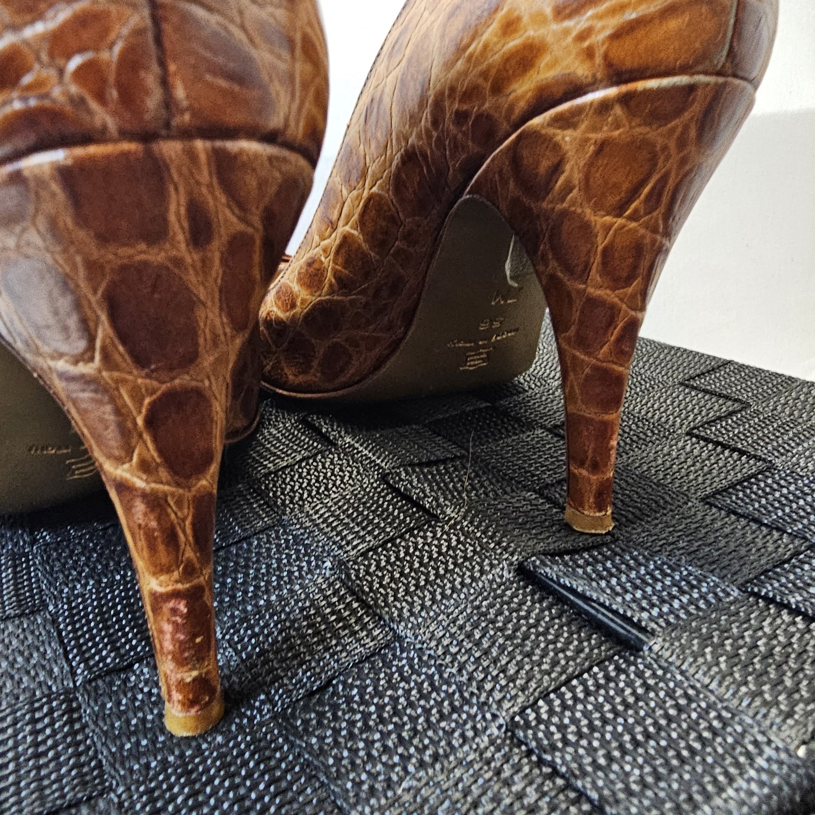 Via Spiga Embossed Leather Peep Toe Strap Criss-Cross Vamp Mob Stiletto 7M Italy