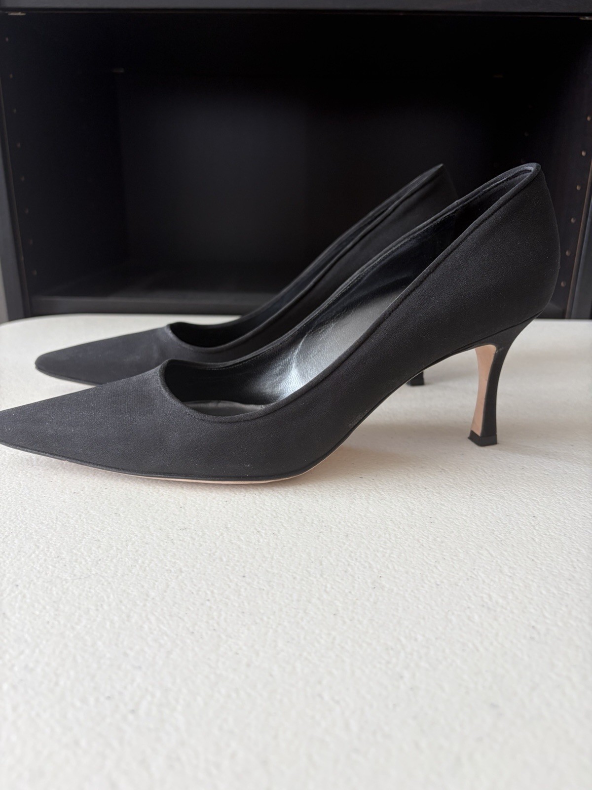 Manolo Blahnik Women’s Black Crepe Pointed Toe Heels Shoes Pumps Size 8.5 39.5