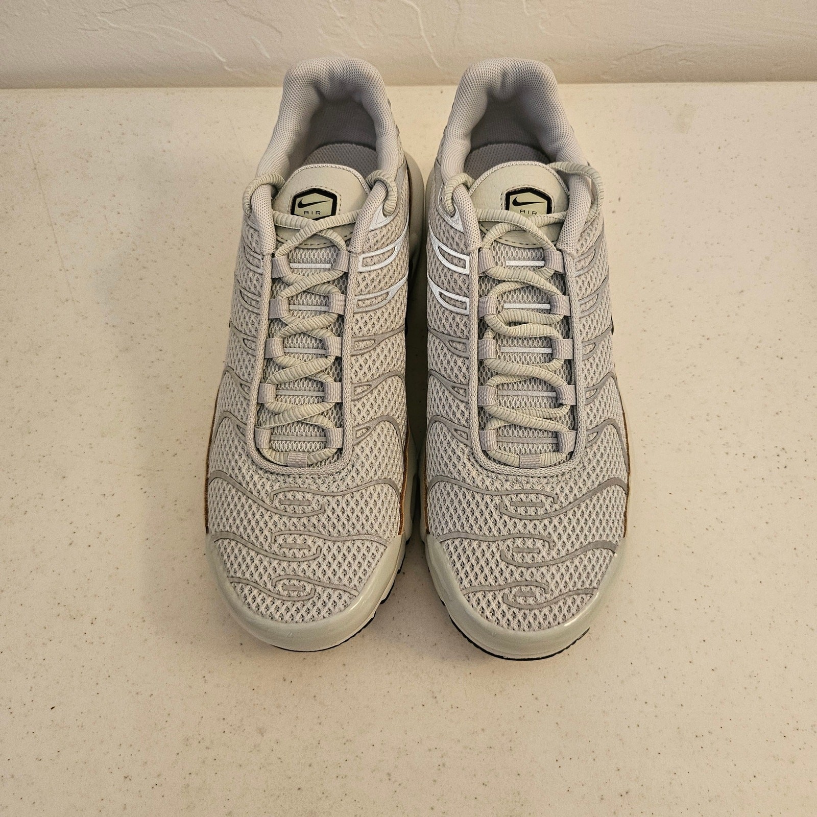 Nike Women 8.5 Men 7 Air Max Plus Light Silver Black Chrome Sneakers FV8480 002