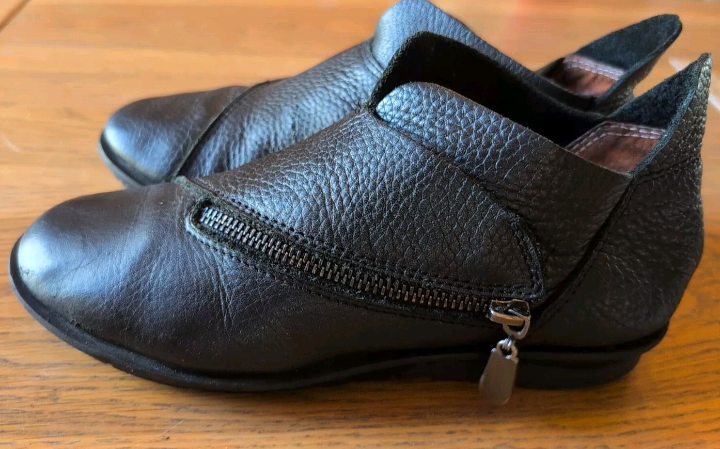 Christina Medici Shoes EU 37 Black Leather round Toe Zip Side Flats Rubber Sole