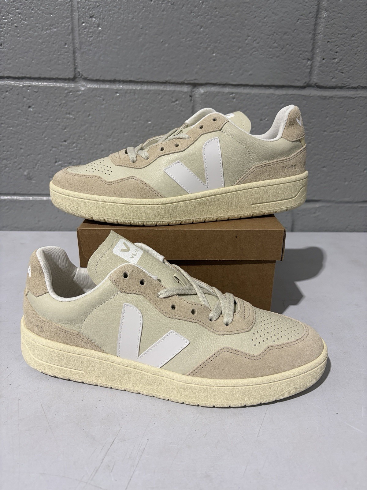 Brand New Men’s Veja V-90 O.T. Leather Men’s Pierre/White Size 42 US9
