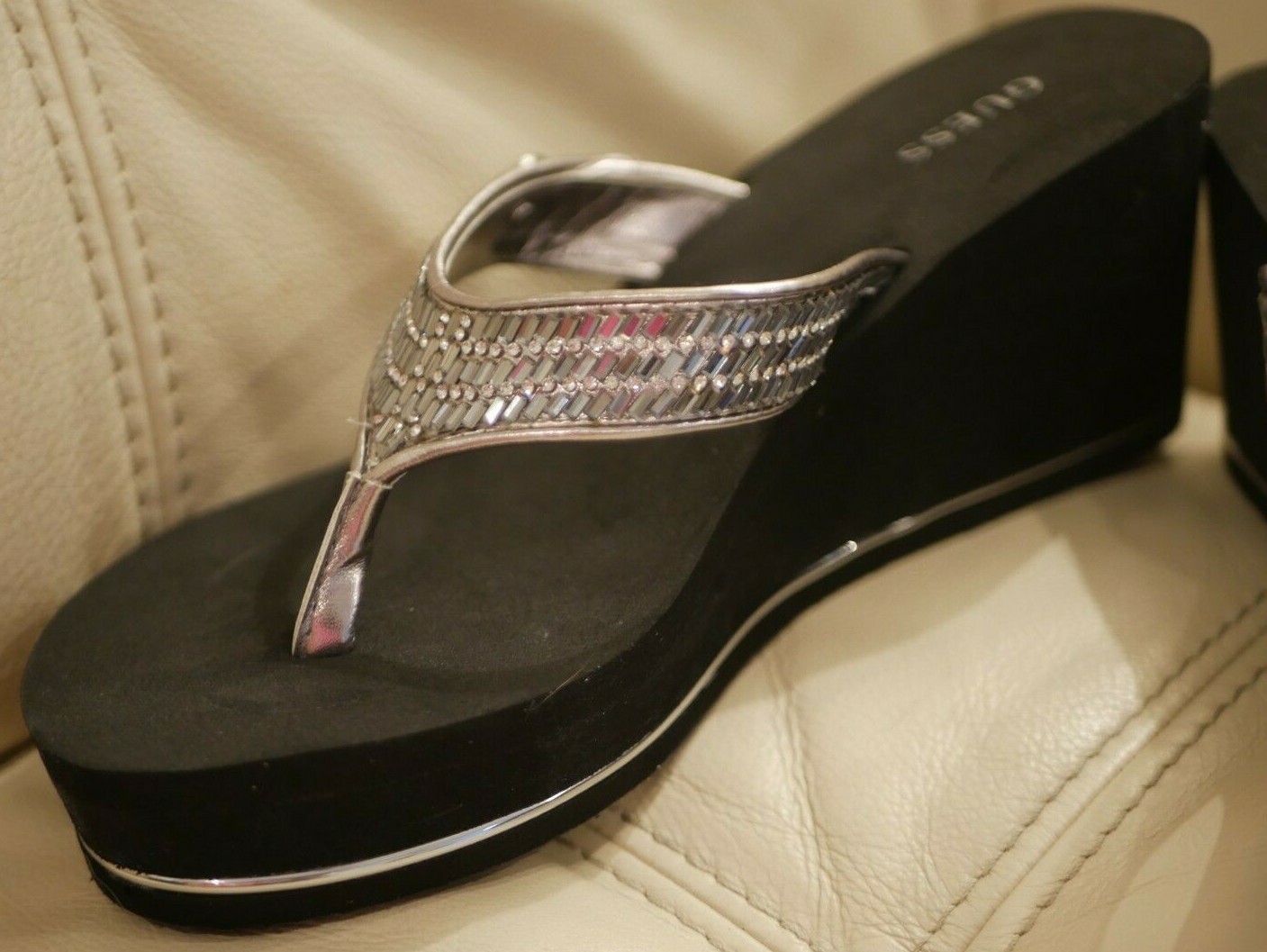 NEW WOMEN’S GUESS BLACK PEWTER RHINESTONES FLIP FLOPS WEDGE SARRALY 5,6,7,8,9,10