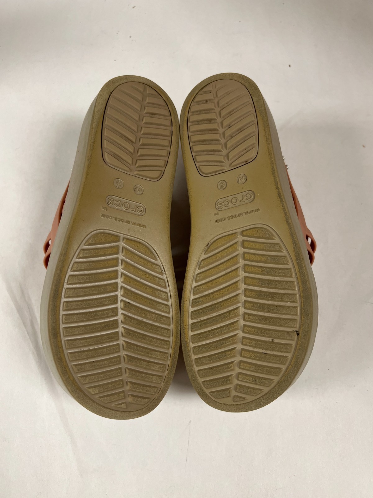 Crocs Women’s Brooklyn Strappy Sandals Salmon SZ 6 206751