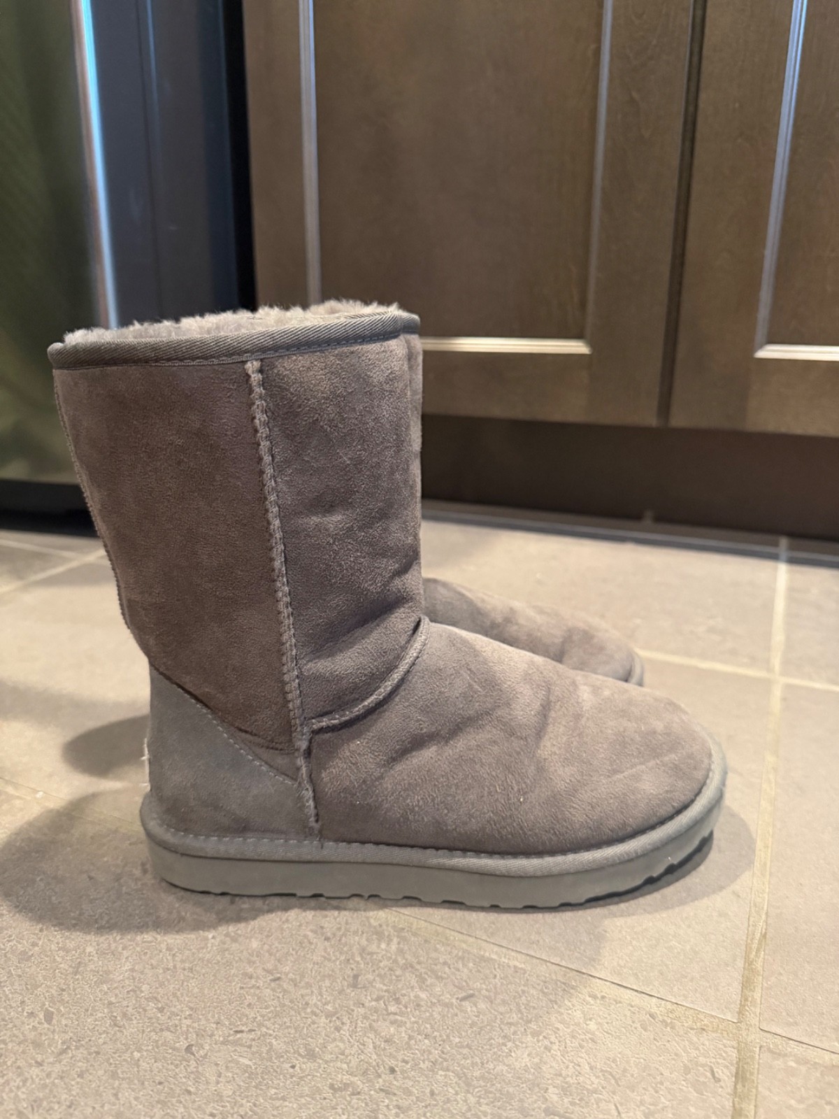 UGG Classic Short II Women’s Boot, Size 7 – Gray (1016223)