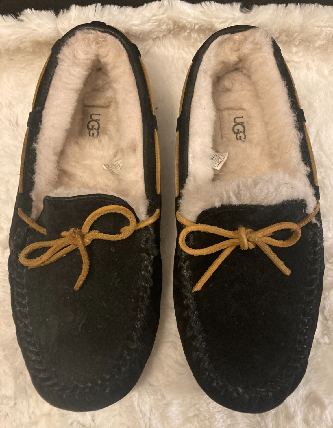 UGG Women’s Dakota Black Suede Moccasin Slippers Shearling Lined Shoes Size 8